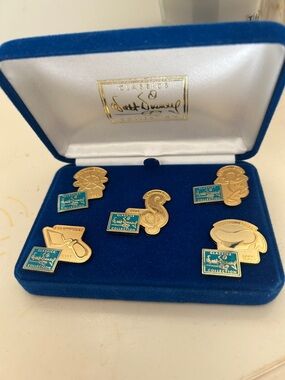 WALT DISNEY Classic  Collector Pin Set - Blue & Gold